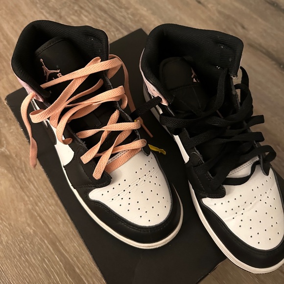 Air Jordan 1 Mid Black/Bleached coral-white - Picture 2 of 3